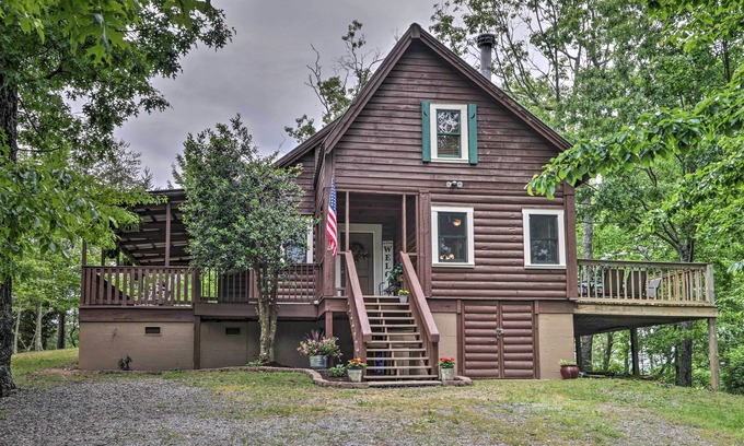 Gatlinburg - Pigeon Forge Cabin | Pigeon Forge -Screened Porch-Weber Gas Grill- Covered Porch-Hot Tub-Pet Friendly