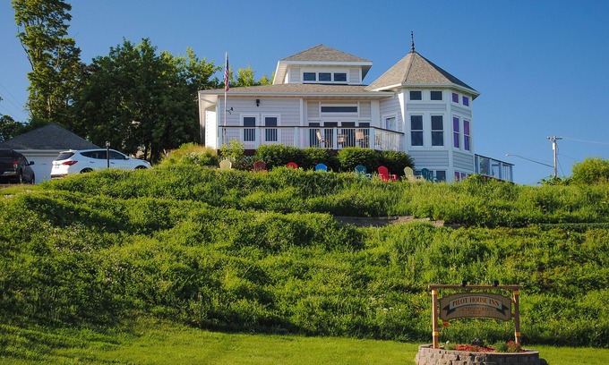 Bayfield Bed & Breakfast | Pilot House B & B Bayfield "Crew's Quarters" Sleeps 2, private bath with shower.