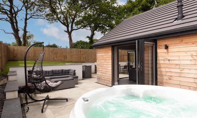 St. Florence Cottage | Pine Cottage with garden and hot tub