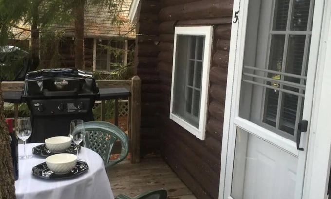 Lincolnville Cottage | Pine Grove Cottages : Cottage 5 - Studio Cottage - Pet Friendly