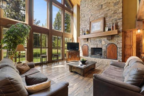 McCall House | Pine Haven- Beautiful 3300 square foot home- sleeps 10- game room- hot tub- pets ok