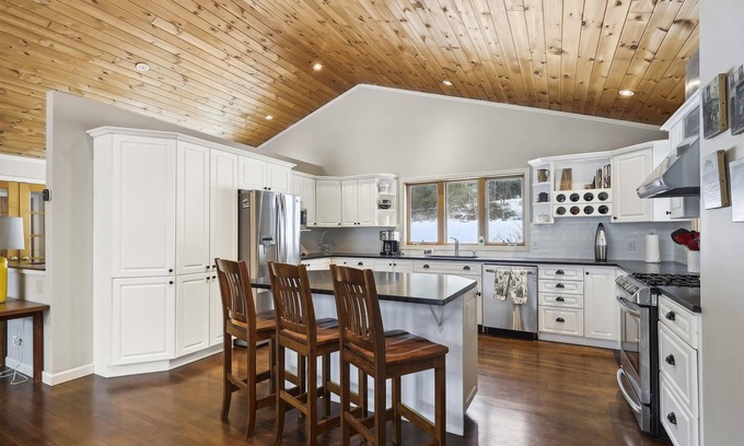 Stowe Hollow House | Pine Lodge: 4 br, fireplace, a/c, pool table, pond and deck!