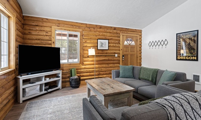 La Pine House | Pine Loop Log Cabin - 3 bedrooms /1 Bath, Hot Tub, Dog-Friendly