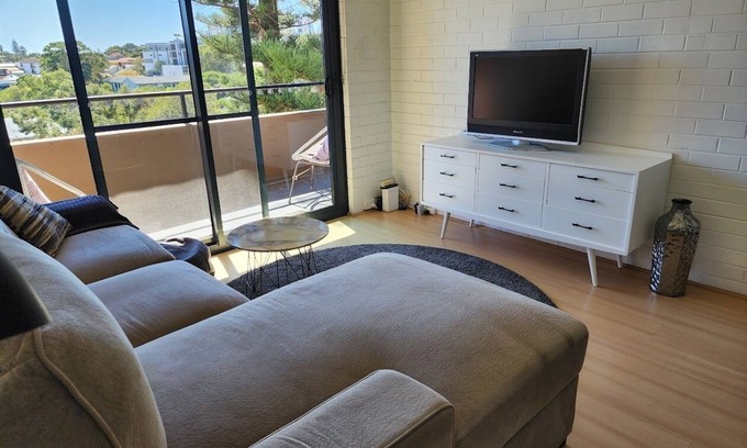 Mosman Park Apartment | Pine View Apartment sleeps 4-6 in Mosman Park near river beach Freo trains