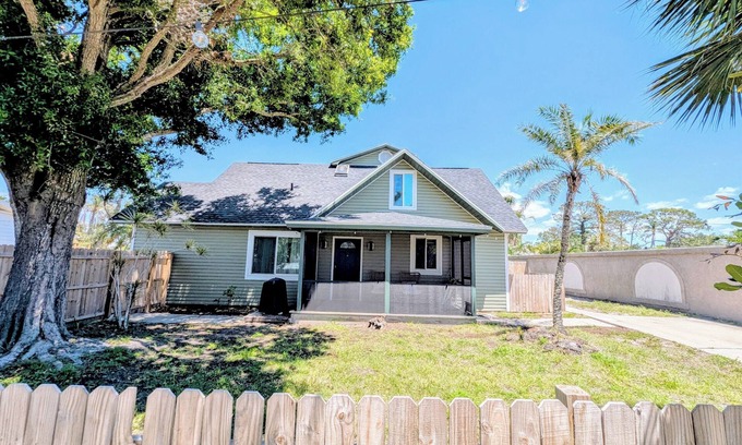Laurel House | Pineapple and Palms - Cozy beach retreat minutes from Nokomis and Venice beaches