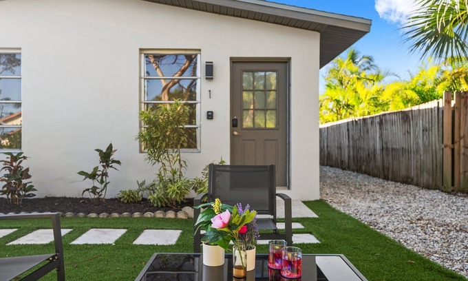 Naples Park Apartment | Pineapple Cottage- 5 Min to Beach!n