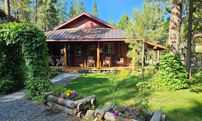 La Pine Cabin | Pinecone Cabin, Couples Retreat, hot tub, pet friendly, private!