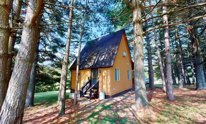 Logan Cabin | Pinecone Cabin in Hocking Hills, Logan, OH