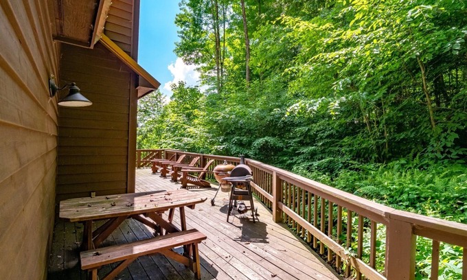 Davis House | Pinecone Ridge - 441 Northpoint WaynnCinnamon Fern Chalet - Pet Friendly, Hot Tub, Short Drive to Two Ski Areas & Two State Parks