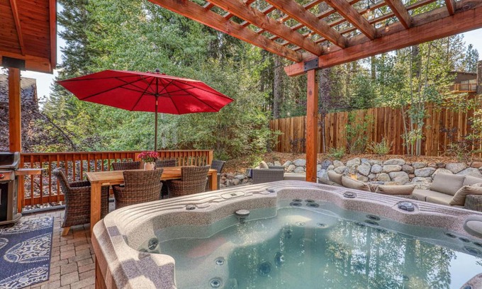 Truckee House | Pinecrest at Winter Creek- Cozy Cabin w Hot Tub, Walk To Downtown Truckee