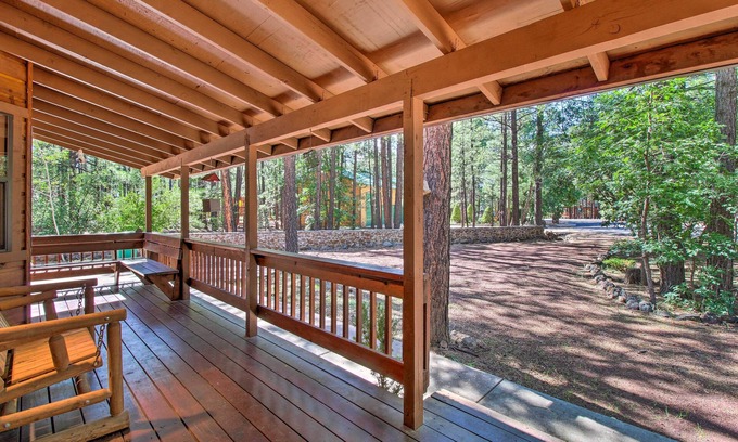Pinetop Cottage | Pinetop Cabin w/Deck & Treehouse Near Hiking!