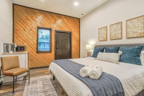 Colorado Springs Hotel | Pinewood Treehouse King Suite Scenic Worksation