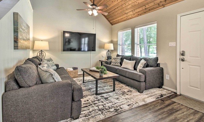 Cape Royale House | Piney Woods Cottage, Steps from Livingston Lake!