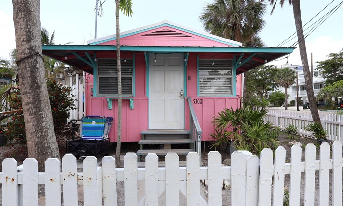 Siesta Key Village Cottage | Pink Mango Cottage steps from the beach