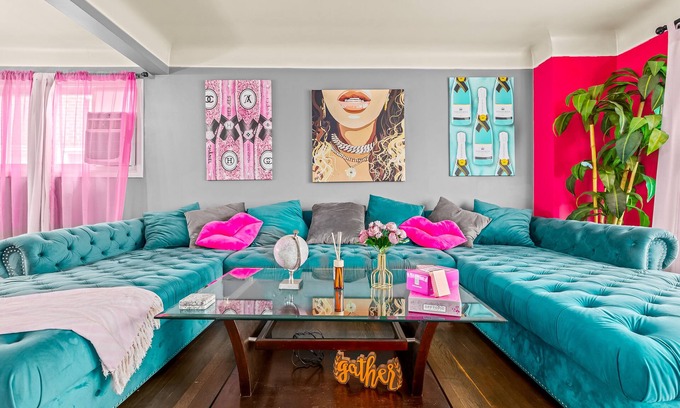Detroit House | Pink Persuasion Situation: 3 bdrm Selfie House