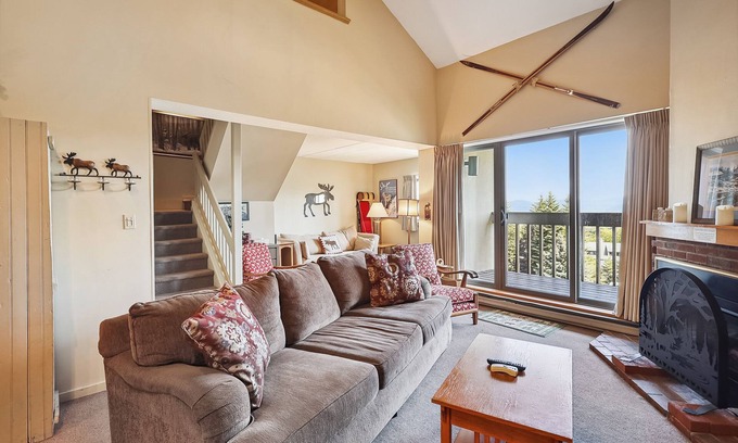 Killington Condo | Pinnacle A23 Oversized Pinnacle with quaint Moose theme, shuttle to the slopes everyday of the week. The outdoor pool, hot tub, and, tennis courts are open during summer only.