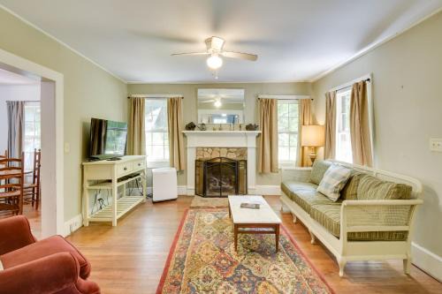 Rocky Bottom House | Pinnacle Mountain Falls Sunset Cottage with Deck