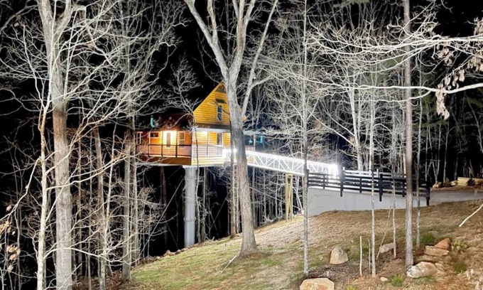 Cleveland Cabin | Pinnacle Suite Treehouse- Cedar Creek Rentals LLC