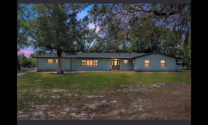 Tavares House | Piper's Place Lakeside Getaway on Lake Harris-Private Boat Ramp & Prime Location