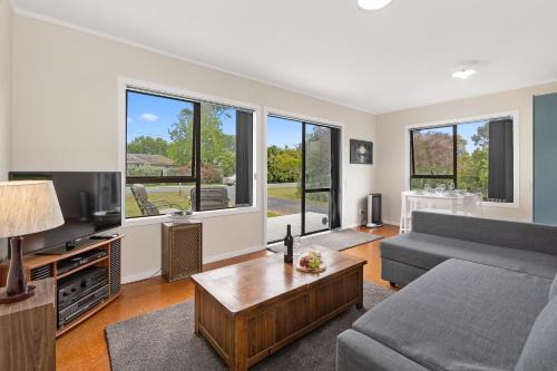 Mangawhai House | Pipi Cabin - Mangawhai Village Bach