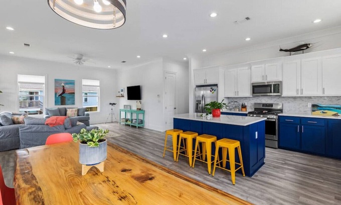 Long Beach Apartment | Pirate Avenue Beach House