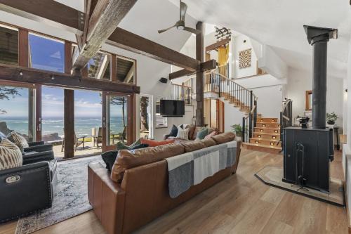Gold Beach House | Pirate Cove Retreat (Main Home & Cottage)