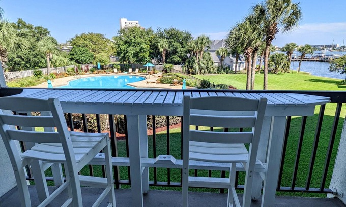 Fort Walton Beach Condo | Pirates Bay B205 - Waterfront Studio w/Pool and Bay Views