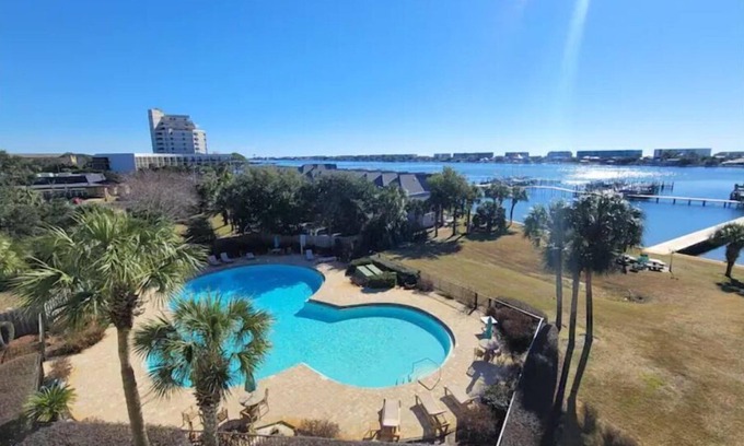Fort Walton Beach Apartment | Pirates Point of View Top Floor!