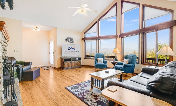 Hendersonville Cabin | Pisgah View | Stunning Mountain Escape w/Wrap-Around Deck & Garage