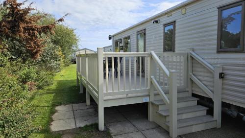 Hopton Apartment | PK Holiday Home - with Decking