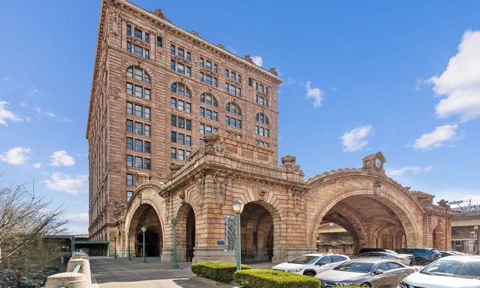 Downtown Pittsburgh Apartment | Placemakr Downtown Pittsburgh at The Pennsylvanian