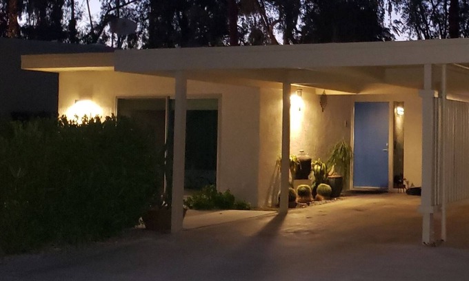 Palm Desert House | "Plan B" Mid-Mod Patio Living