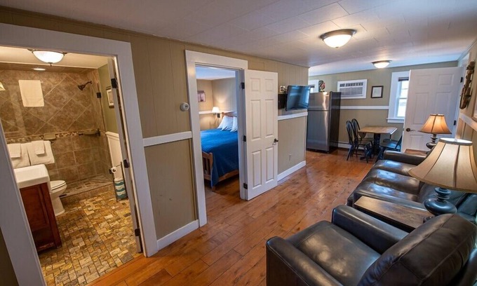 Ogunquit Hotel | Plan your Ogunquit getaway at Captain's Quarters, a cozy dog-friendly motel just a short walk to the beach and downtown. Family-owned with only five rooms, linens, towels, and everything you need for a comfortable coastal stay.