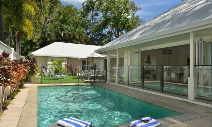 Port Douglas House | Plantation House - 4 Bedroom House by the Beach