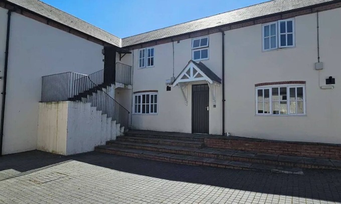Mynydd Isa Apartment | Plas Bellin Apartments 8 Guests 3 Bedrooms Free Wi-Fi Full Kitchen