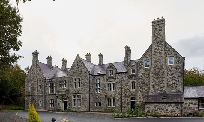 Bangor Apartment | Plas Y Coed - a coastal that sleeps 3 guests in 1 bedroom