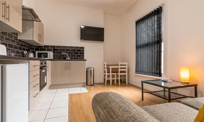 Hull Apartment | PLATFORM Fishing Quarter Apartment 2 with Free Street Parking