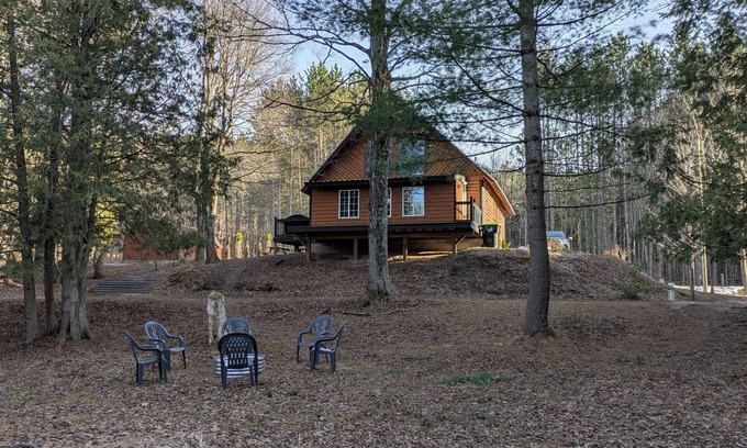 Beulah Cabin | Platte Haven: Harvest Season Escape – Nature's Best in Beulah!