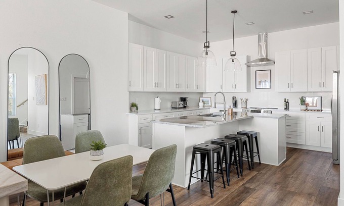 Central Arlington House | Play & Relax - Hoop, Mini Golf & Cozy Fire Pit