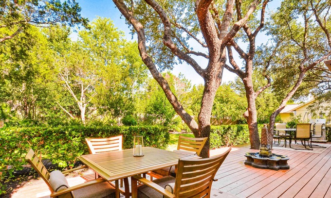 Apache Shores House | Pleasant home at Lake Austin with lovely backyard - central AC & private W/D