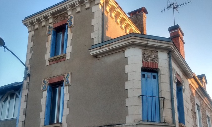 Hautefort House | pleasant house with courtyard and garden near shops in Hautefort