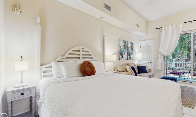 Baytowne Wharf Apartment | Pleasant studio with shared pool, hot tub, Onsite Golf, Shopping