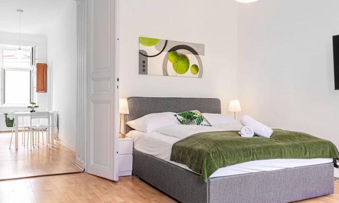 Wahring Apartment | Pleasing 2BR Apt. AKH-Perfect for Groups