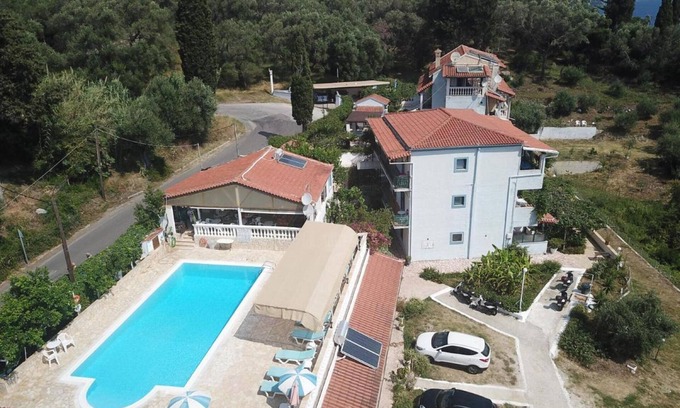 Dafnata Apartment | Pleasing apartment in Mpenitses with terrace