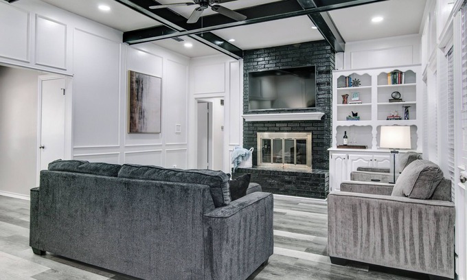 Texarkana House | Plenty of space for family gatherings or business meetings