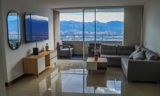 Buenos Aires Condo | Poblado Condo with Panoramic View