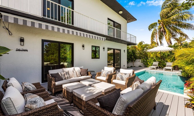 Midtown House | POCKETFUL OF SUNSHINE ~ 5 BR Near Beach and Prime Fireworks Watching!