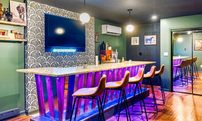 East Stroudsburg House | Pocono Speak Easy Hot Tub Golf Simulator 1920 Bar
