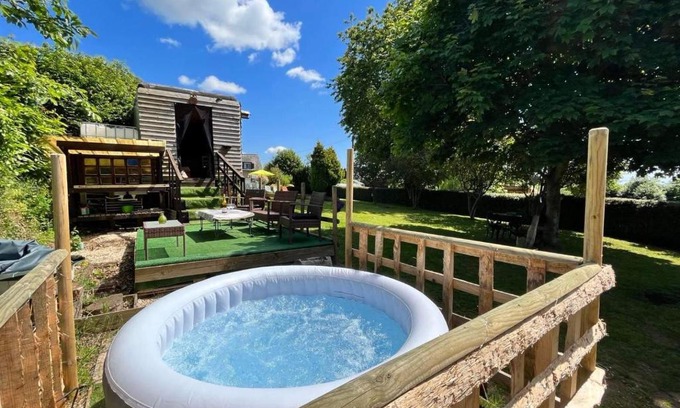 Colombiers-du-Plessis House | Pod - Sleeps 2 - Jacuzzi - Parking - Garden