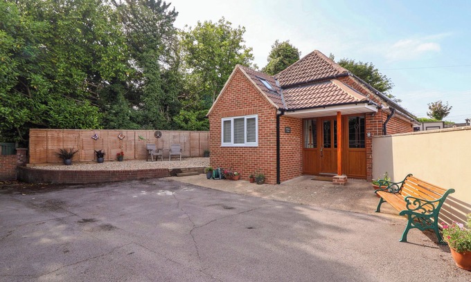 Bishopstone Cottage | PODDINGTON COTTAGE, pet friendly, with a garden in Salisbury